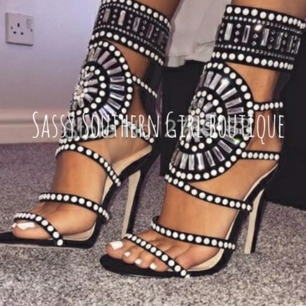 🆕⭐ Black beaded rhinestone sueded heeled sandal
